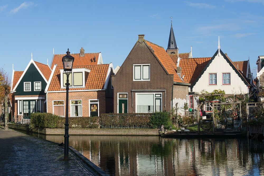 Karakteristieke gevels aan een gracht in Volendam