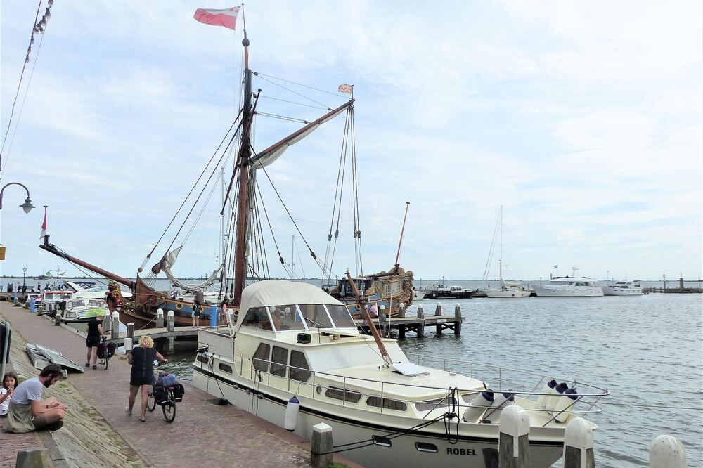Boten en terrassen aan de haven van Volendam